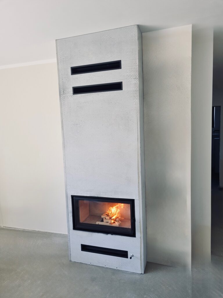 Gerader Kamin HEATING PRO M.6 mit Verkleidung nach dem Einbau