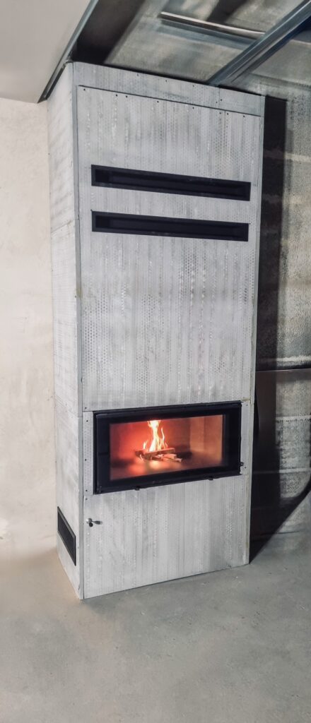 HEATING PRO M.16 eingebaut in einer Verkleidung bis zur Decke