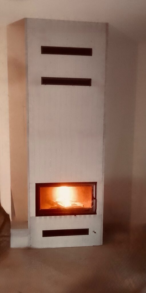 Gerader Kamin HEATING PRO M.7 mit Verkleidung und Feuer
