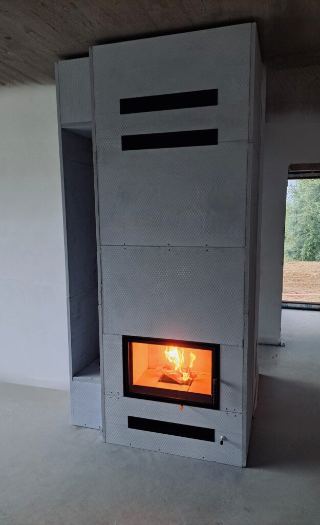 Gerader Kamin HEATING PRO M.6 mit Verkleidung und Feuer