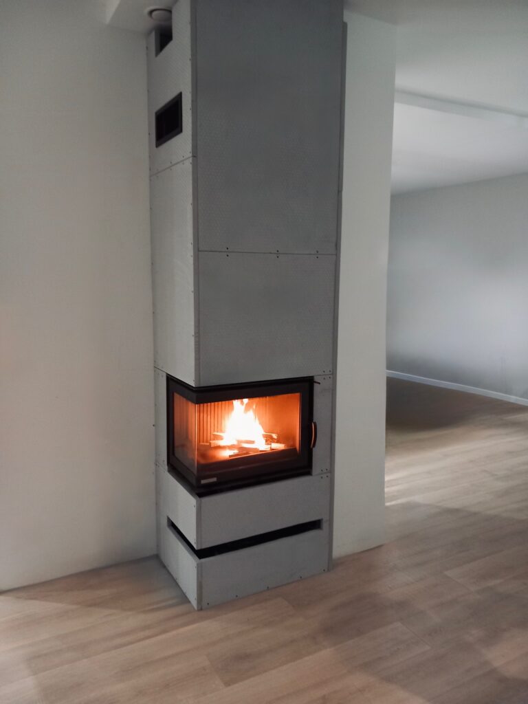 HEATING PRO M.6 Eck-Kamin mit brennendem Feuer im Wohnzimmer