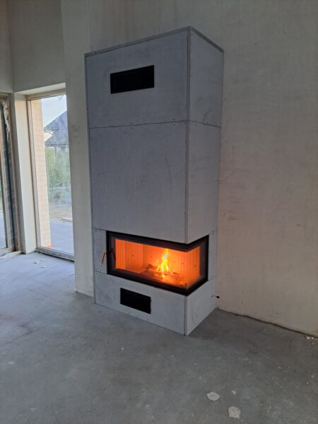 Kamin mit Einbau im Wohnbereich, seitliche Ansicht