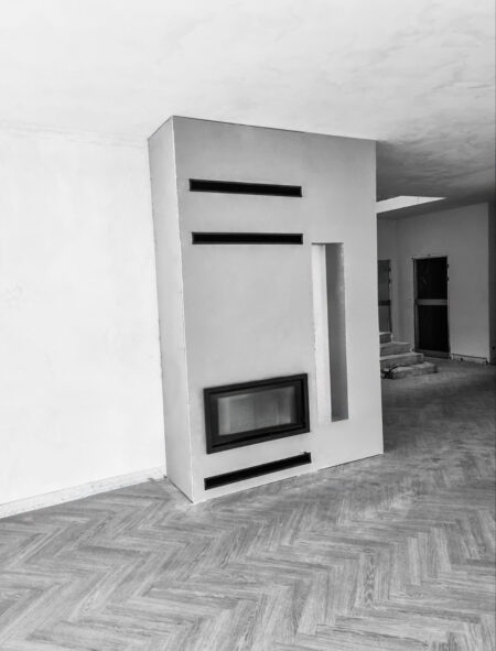 Kamineinbau mit moderner Verkleidung, Blick auf die Feuerstelle