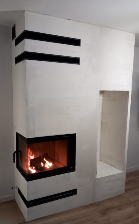 Kamin mit Verkleidung bis zur Decke und warmem Licht