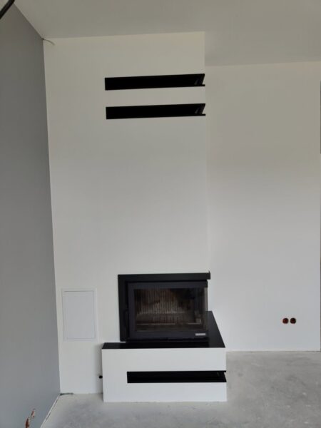 Fertig eingebauter Kamin in hellem Wohnzimmer