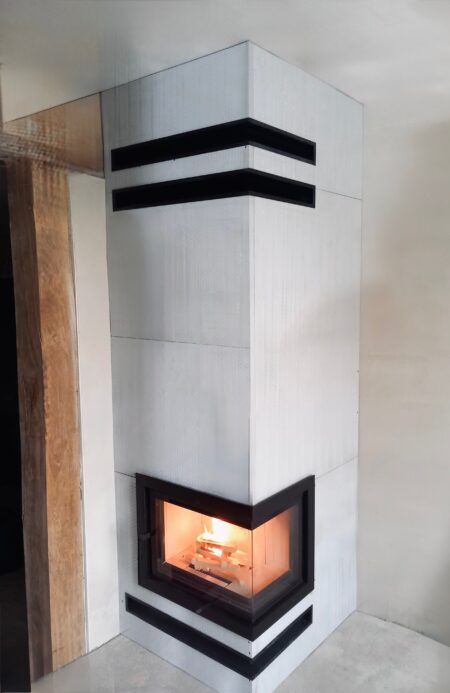 Kamin mit Verkleidung und brennendem Feuer, Ansicht von vorn