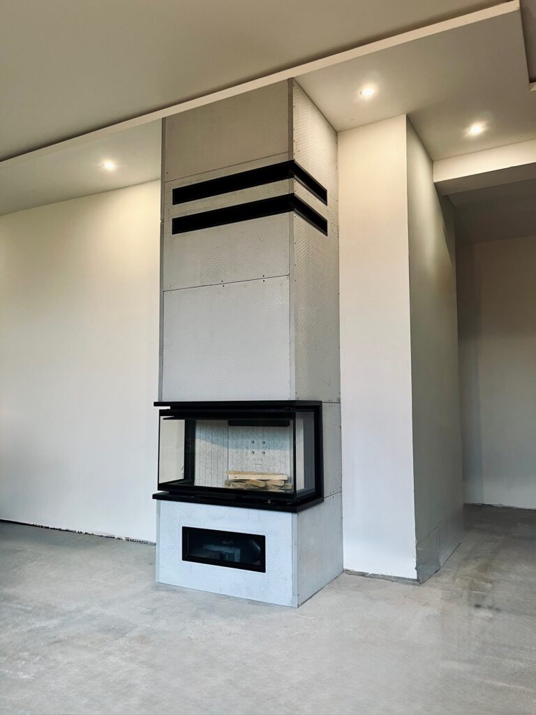 Dreiseitiger Kamin HEATING-PRO-3 mit Blick auf das Feuer von drei Seiten